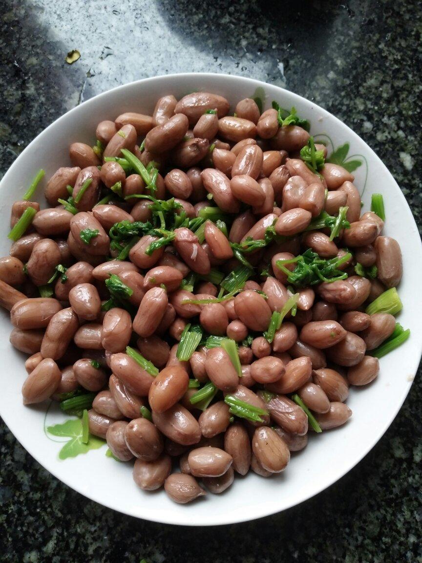 凉拌芹菜花生米胡萝卜