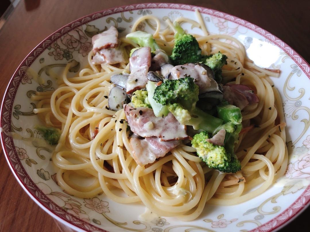白蘑菇奶油培根意面