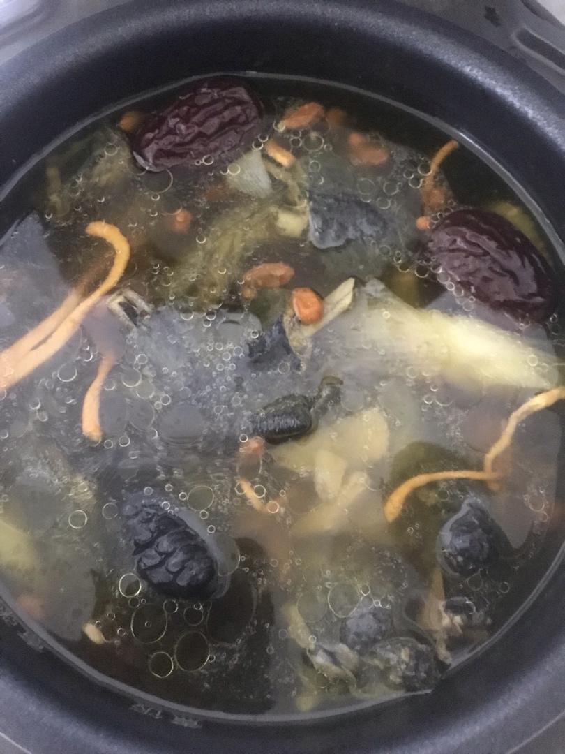 枸杞红枣乌鸡汤