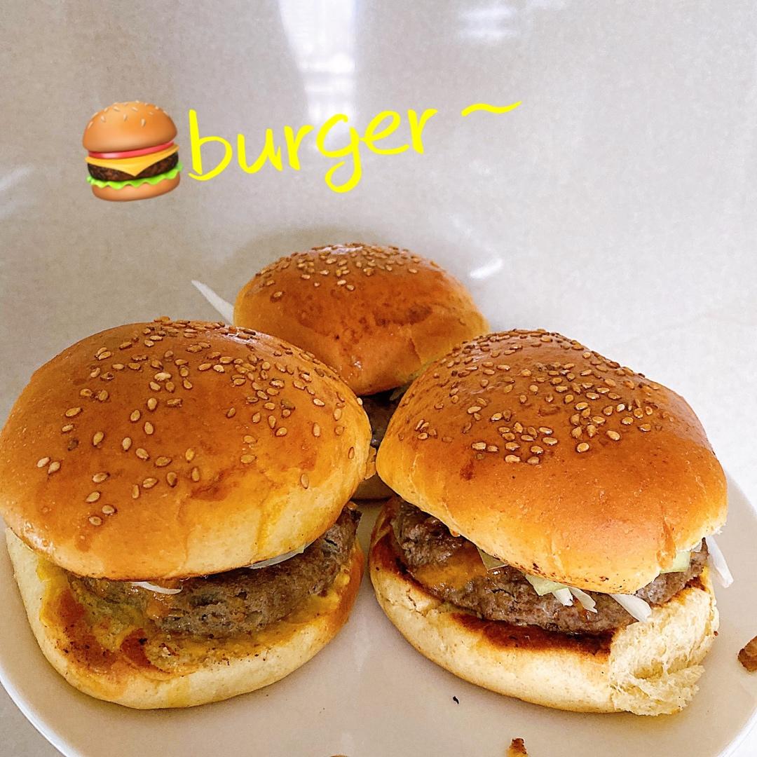 正宗的麦当劳双吉牛肉汉堡