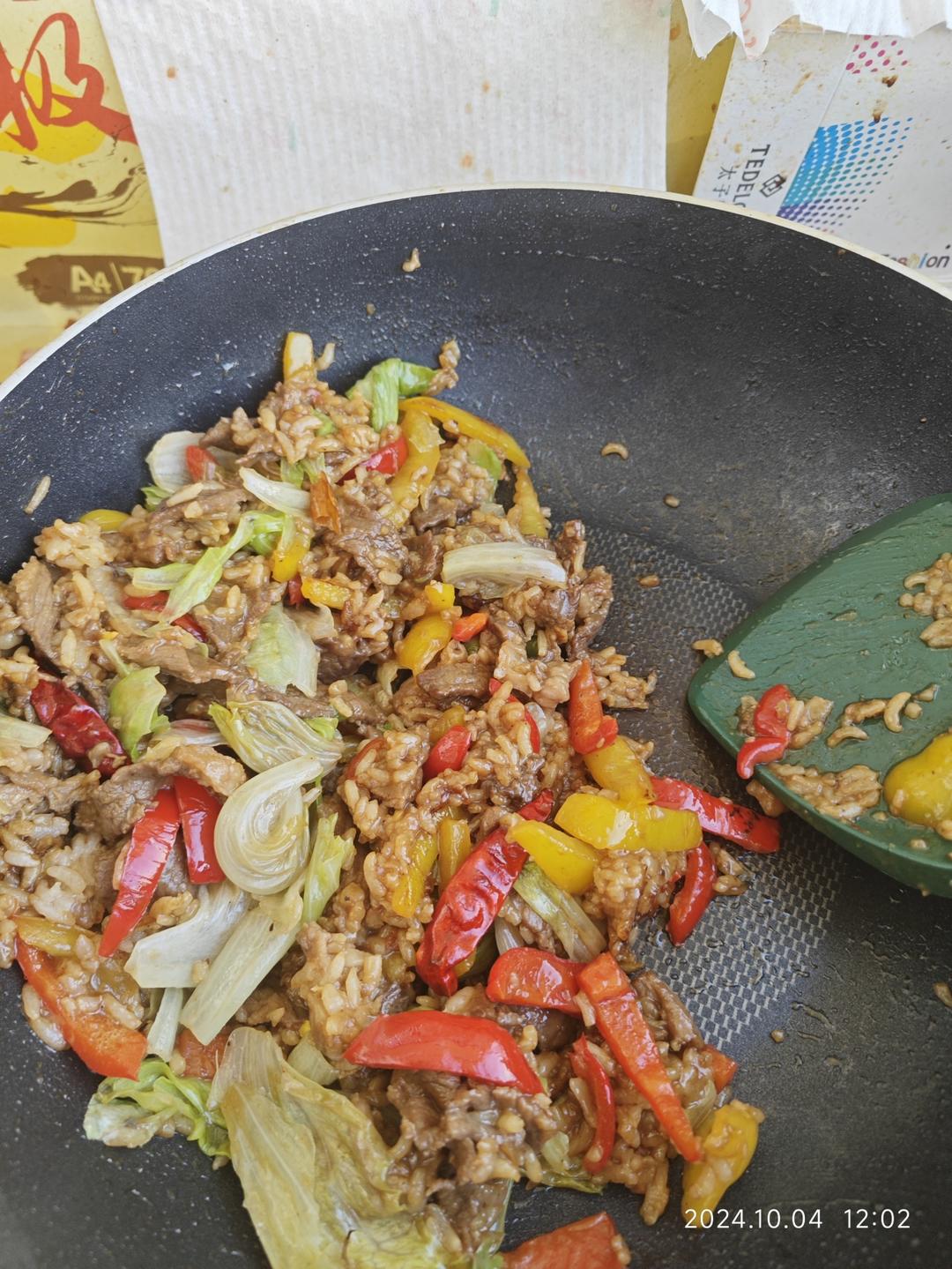 生菜牛肉拌饭