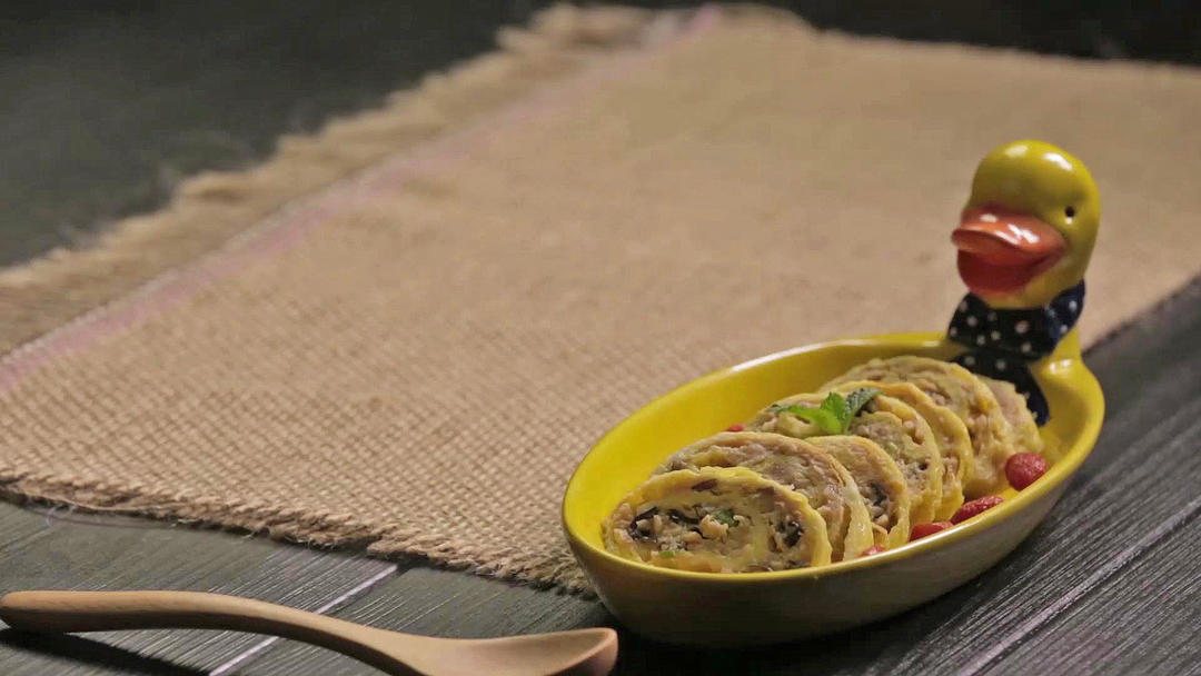 金衣卷卷肉 | 爸爸厨房 VOL . 56--猪肉、鸡蛋、木耳、枸杞的做法