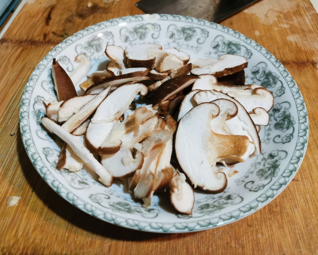 夏日养生香菇木耳大骨汤的做法 步骤2