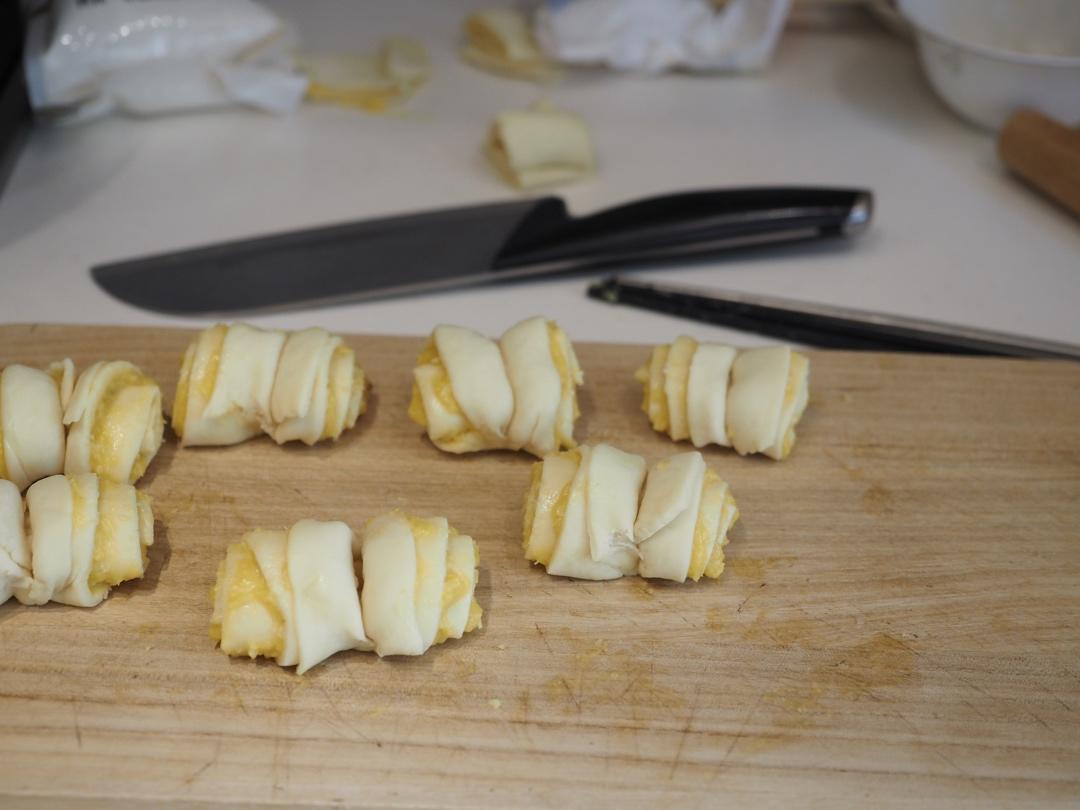 刚出锅就被孩子吃光的花卷（椰蓉牛奶花卷）