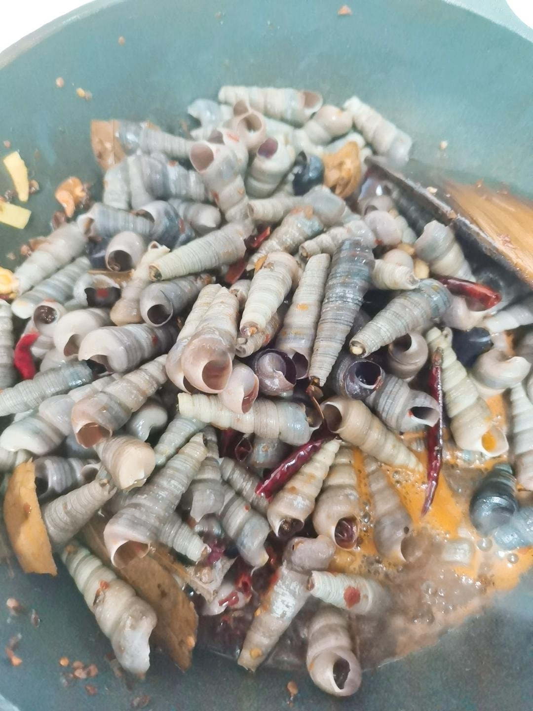 我一口气能吃两斤的麻辣钉螺