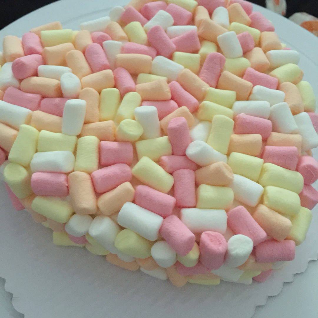 红太狼_灰太狼做的草莓棉花糖生日蛋糕