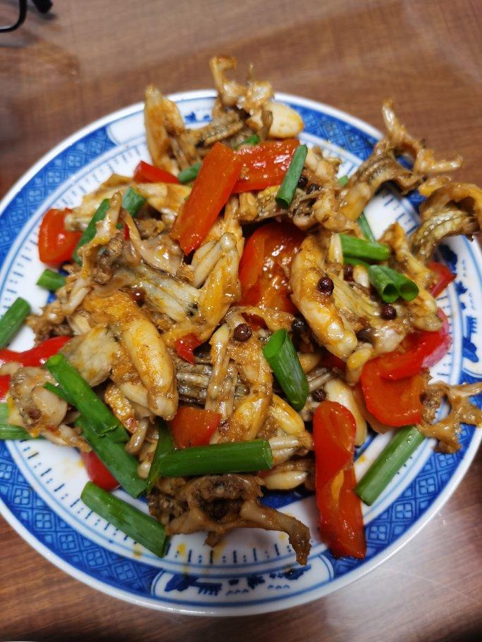 龙姐厨房做的辣椒烧青蛙