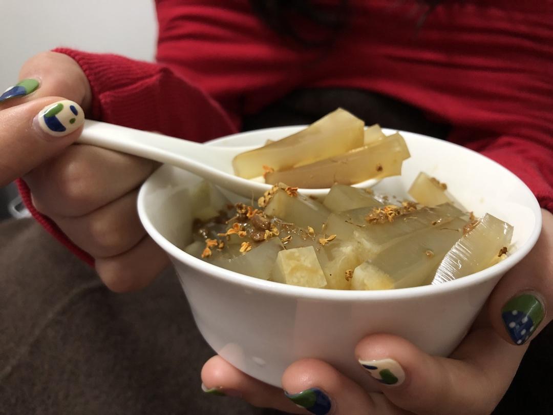 挽起秀发下厨房做的温州鱼胶冻花胶冻