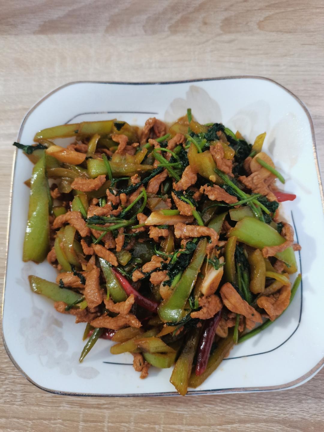 还想再来一碗米饭的香辣肉丝