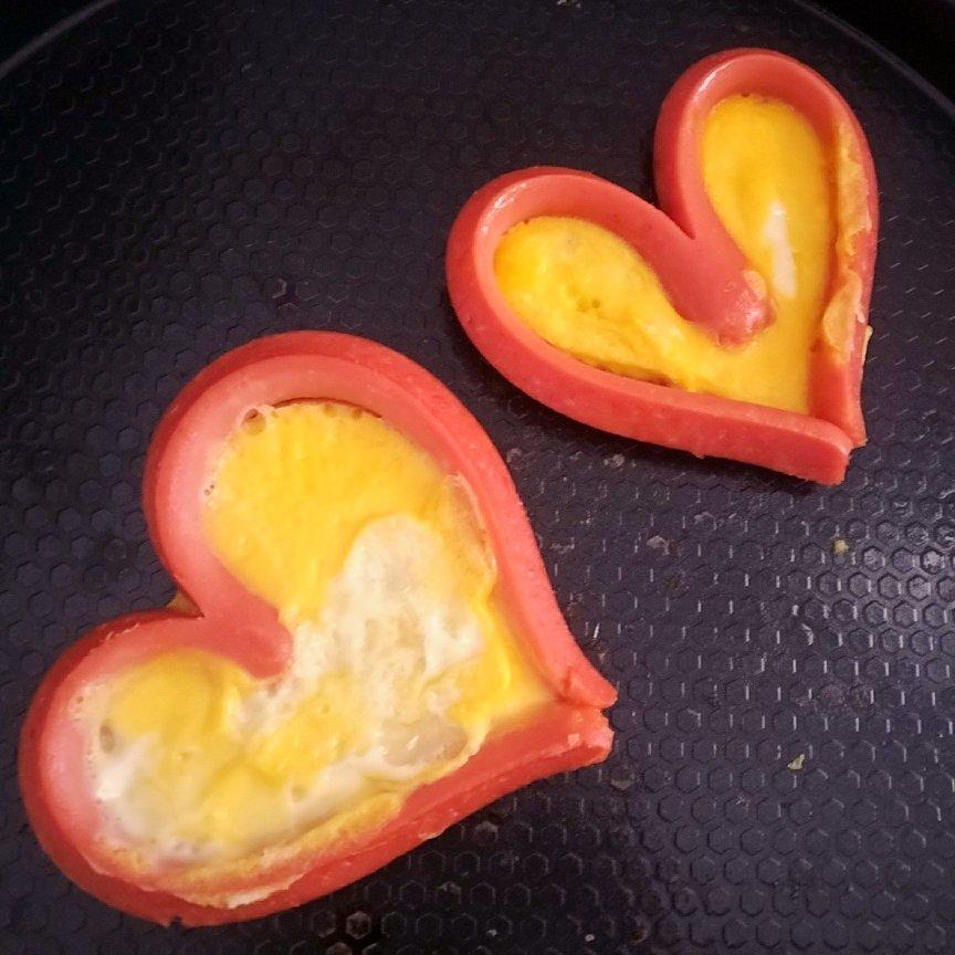 心形香肠荷包蛋