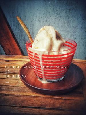 咖啡香蕉沙冰
COFFEE BANANA SHAKE SHAKE的做法 步骤2