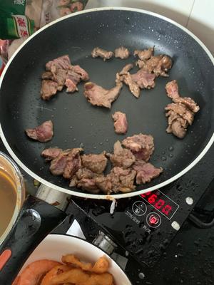 牛肉炒蒜苔的做法 步骤2