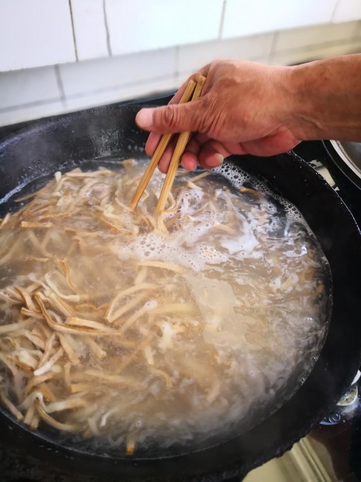 山东美食——包汤（手擀面地瓜面夹心打卤面）的做法 步骤12