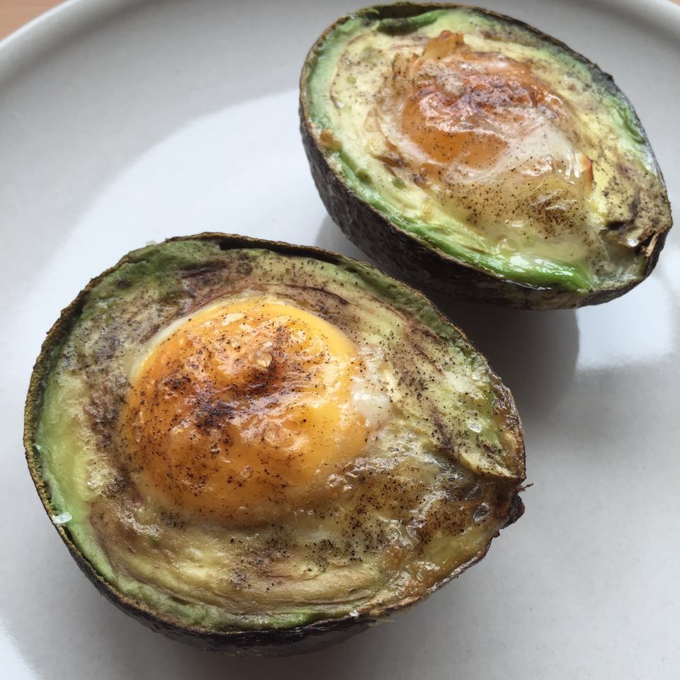 牛油果烤鸡蛋