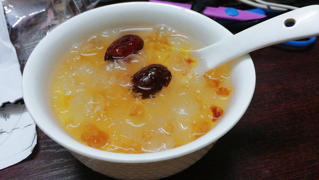 桃胶皂角米炖银耳