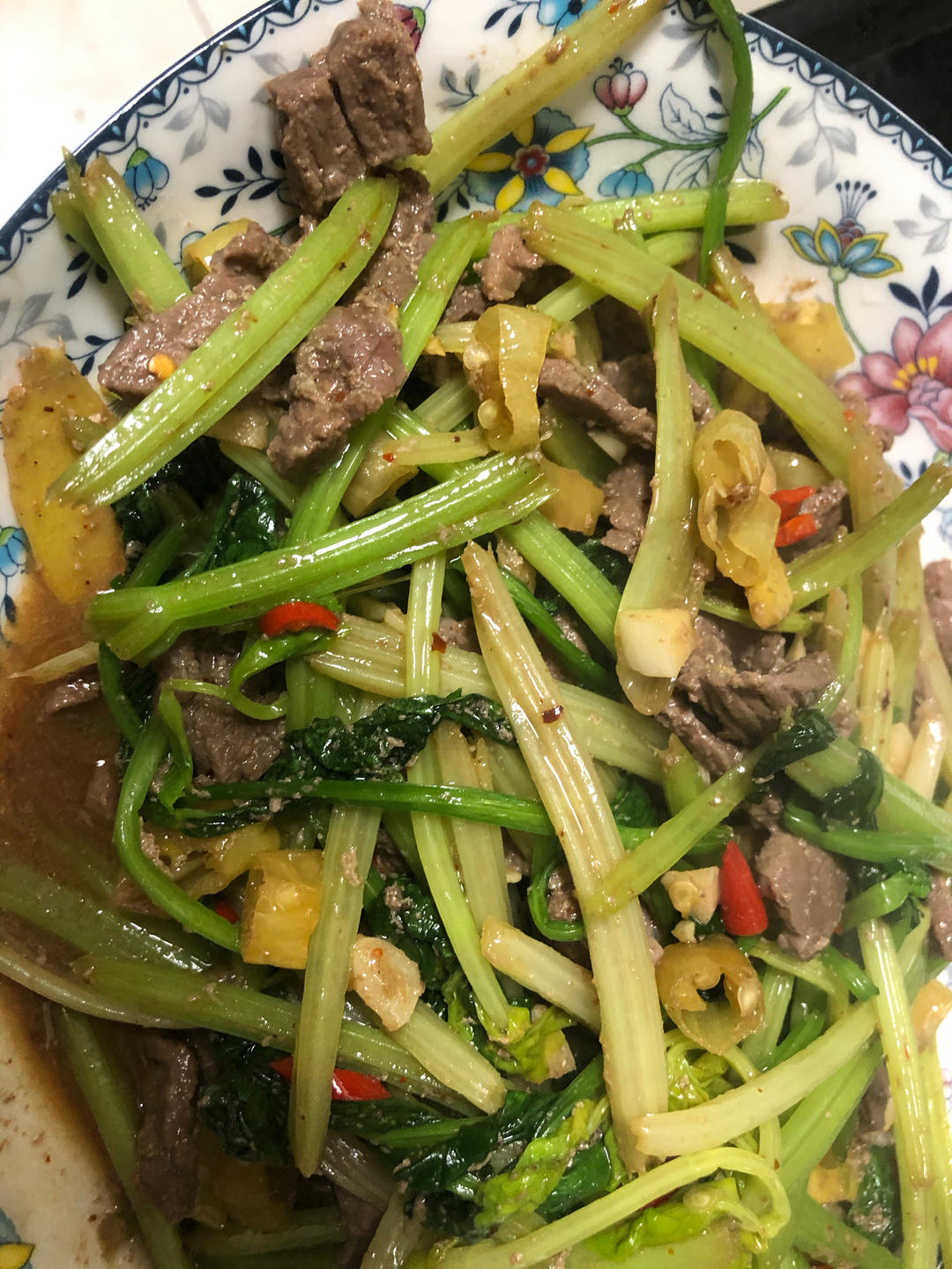 下饭神器又来了，试试这道芹菜炒牛肉！！