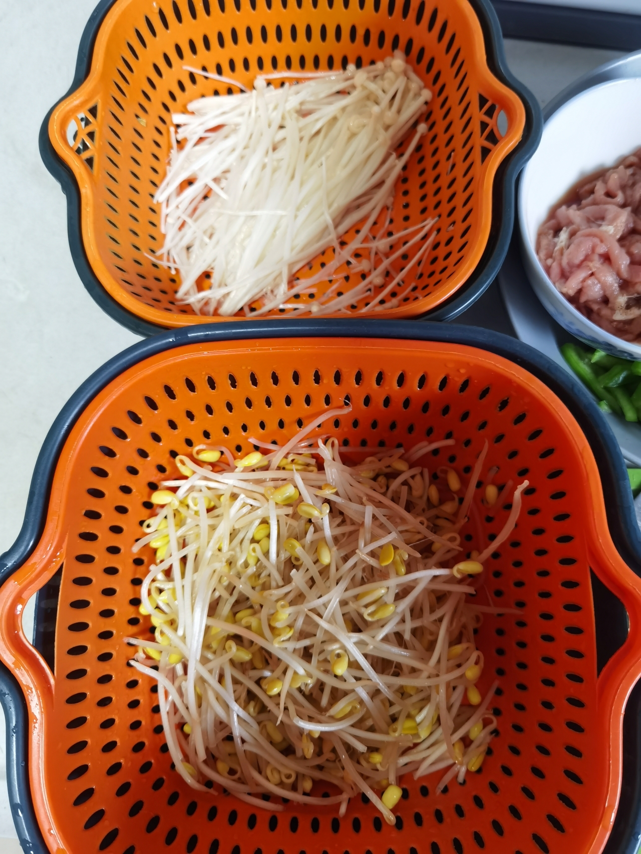 豆芽金针菇胡萝卜青椒炒肉丝盖饭的做法 步骤2
