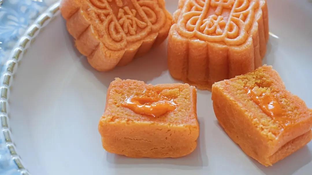 💃奶黄流心月饼——这是可以让你坐稳朋友圈厨霸位置的月饼🥮，没人点赞算我输👎