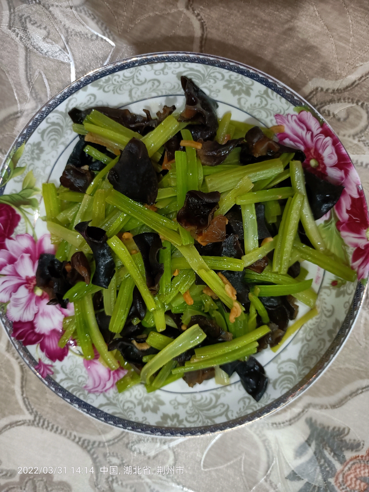 木耳芹菜胡萝卜炒肉