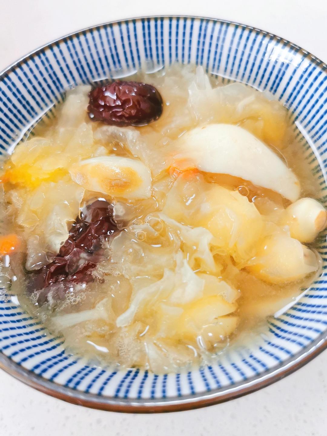 皂角米银耳百合莲子枸杞红枣糖水