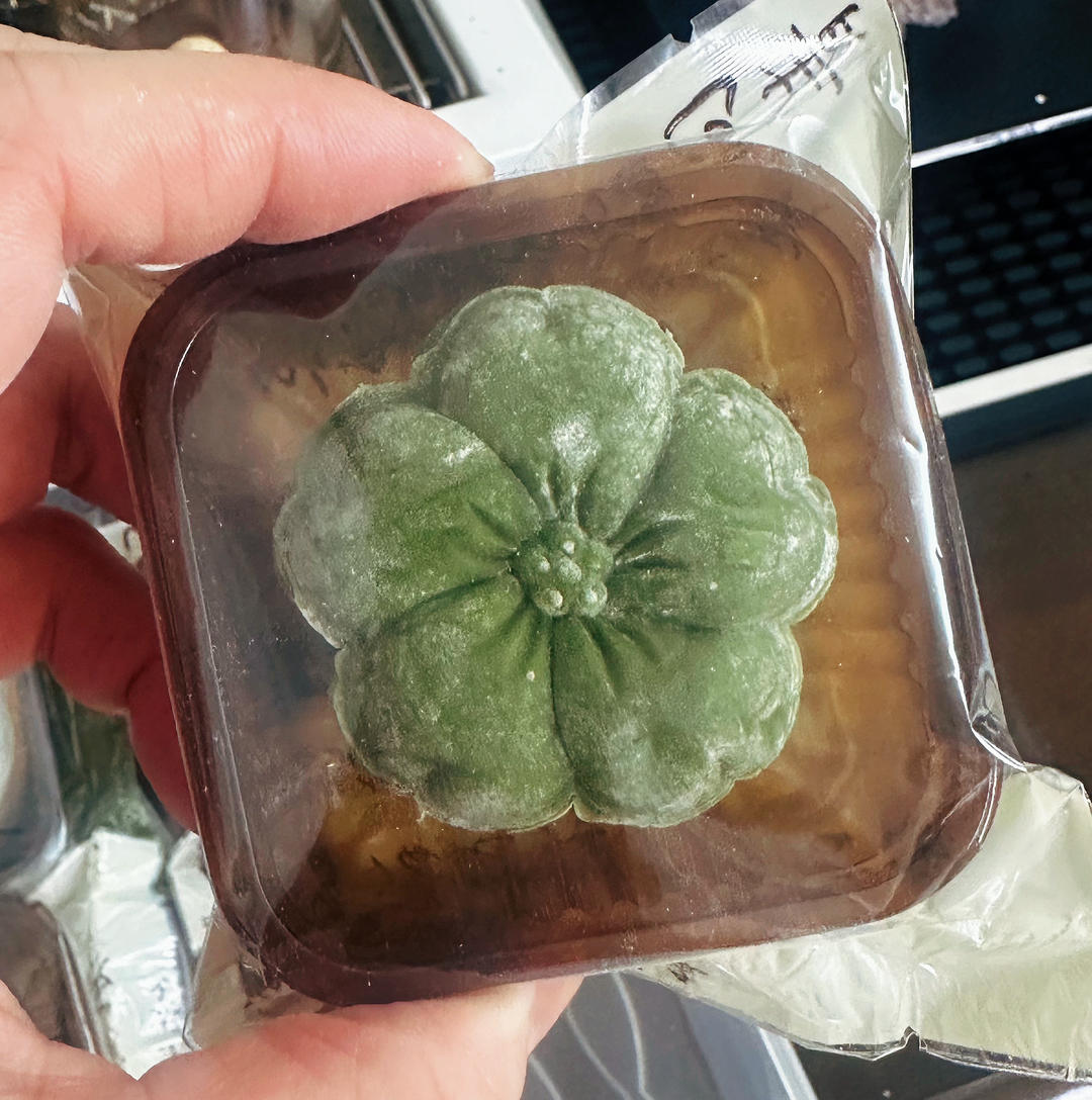 抹茶红豆冰皮月饼