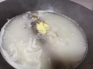 荷包蛋鲫鱼豆腐汤的做法 步骤4