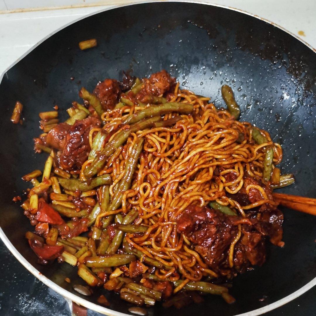 曼食慢语丨排骨豆角焖面