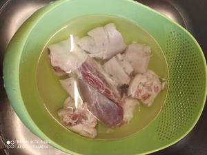 豬蹄黑豆燉湯的做法 步骤2