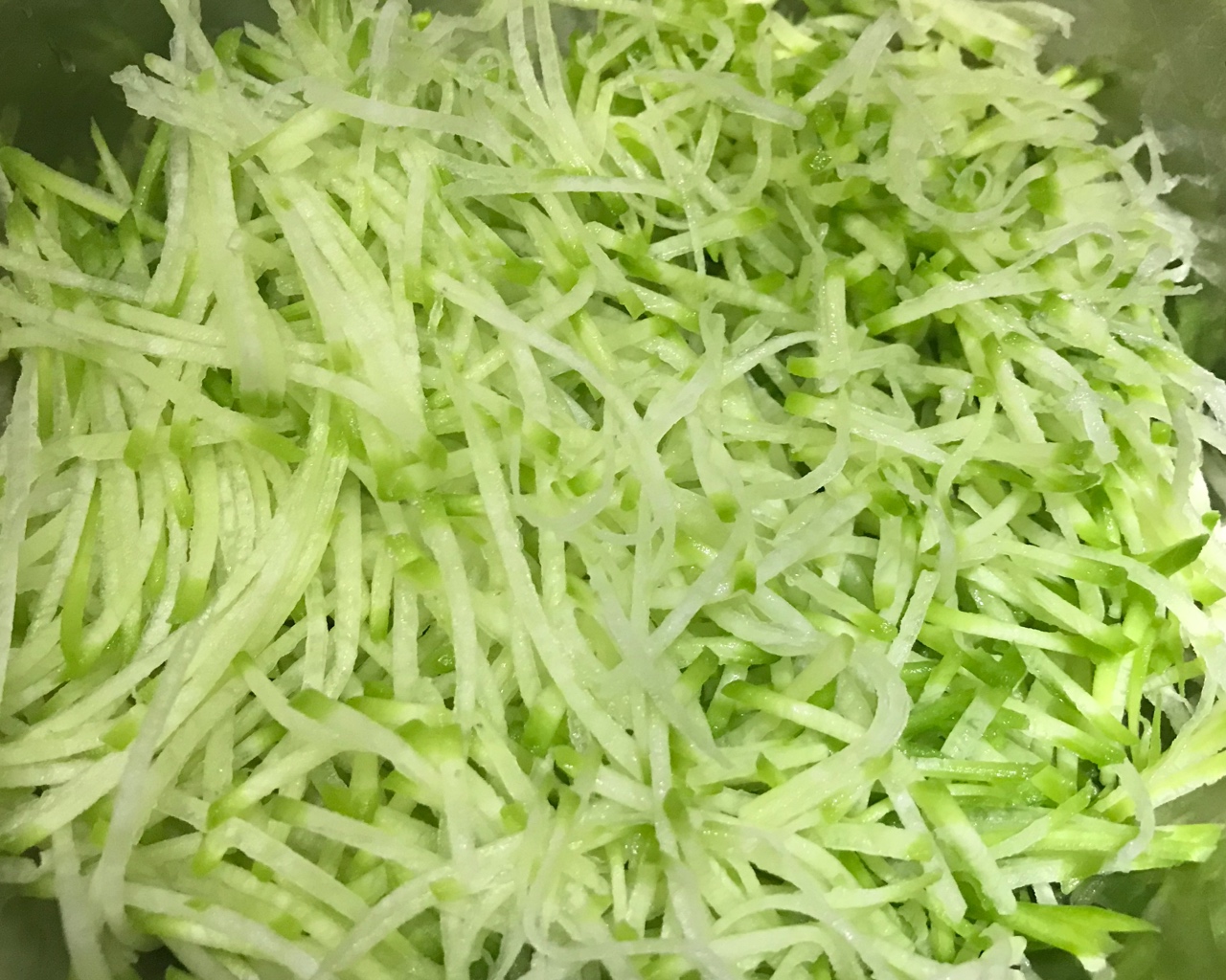 虾皮萝卜炒粉条——青岛的家常菜的做法 步骤1