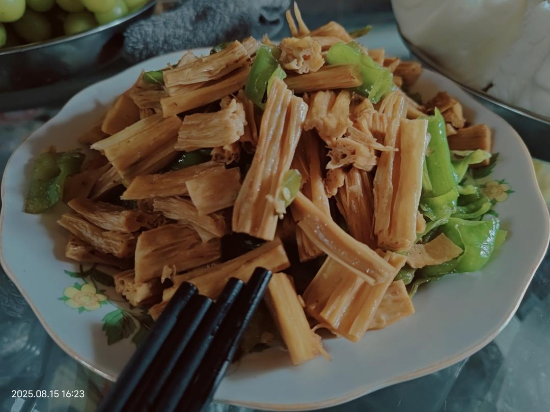 好吃到原地飞起的青椒腐竹