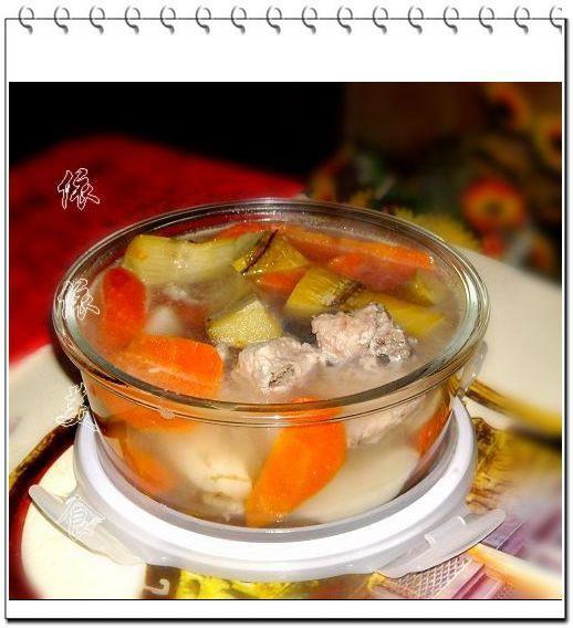 竹蔗马蹄胡萝卜猪骨汤的做法