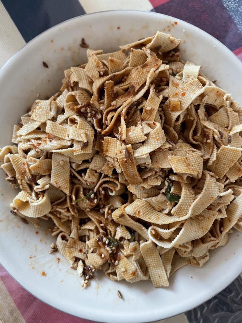 比辣条好吃百倍香辣孜然豆皮