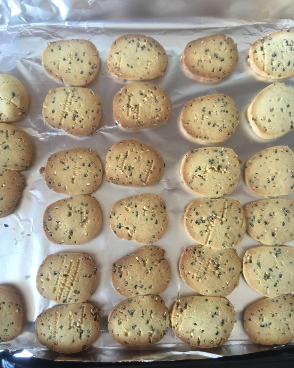 小情人叫乐乐做的芝麻饼干做法(烤箱烤饼干)