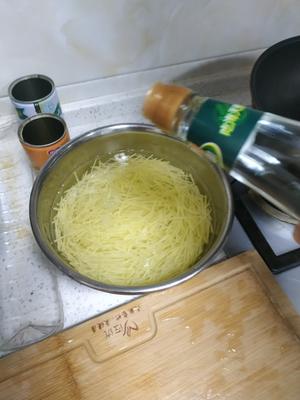 清脆酸辣土豆丝的做法 步骤3