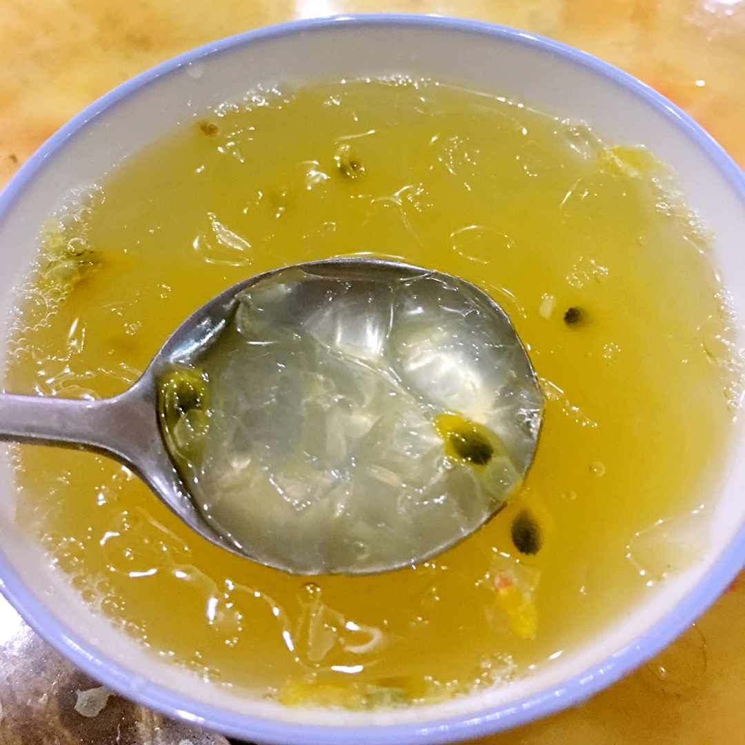 自制的冰冷饮,用海石花菜熬制的汤放凉,就变成qq的石花冻,冷藏后的石