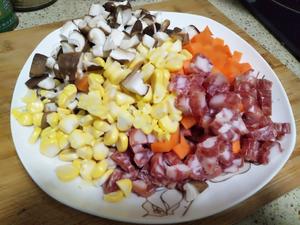 给你不一样的香菇胡萝卜香肠玉米蒸饭的做法 步骤2
