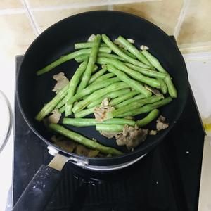 东北炖豆角+小白菜肉丸汤（一人食/360大卡）的做法 步骤3