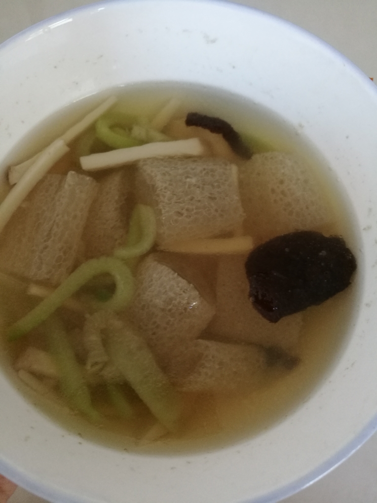 竹荪丝瓜菌菇汤的做法