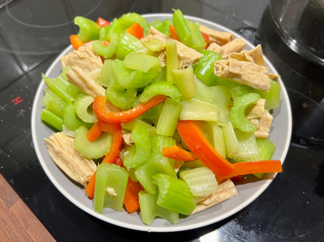 西芹腐竹（炒）的做法