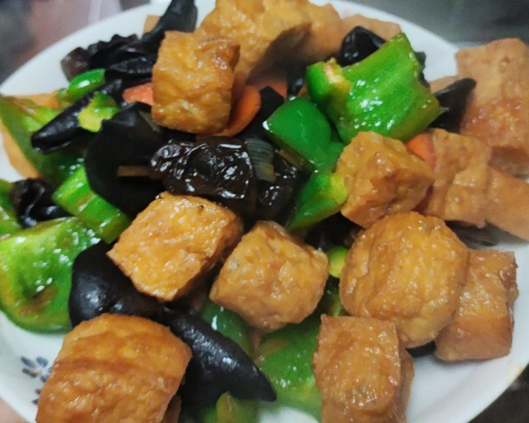 青椒胡萝卜木耳炒豆腐泡