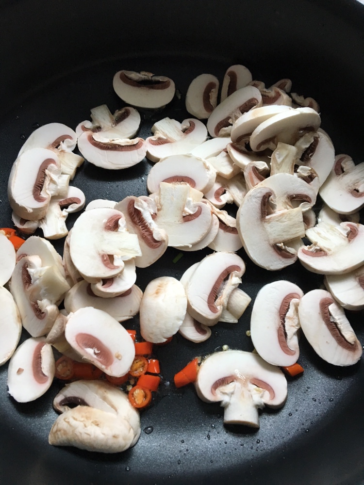 鲜掉眉毛的蚝油白蘑菇的做法 步骤2