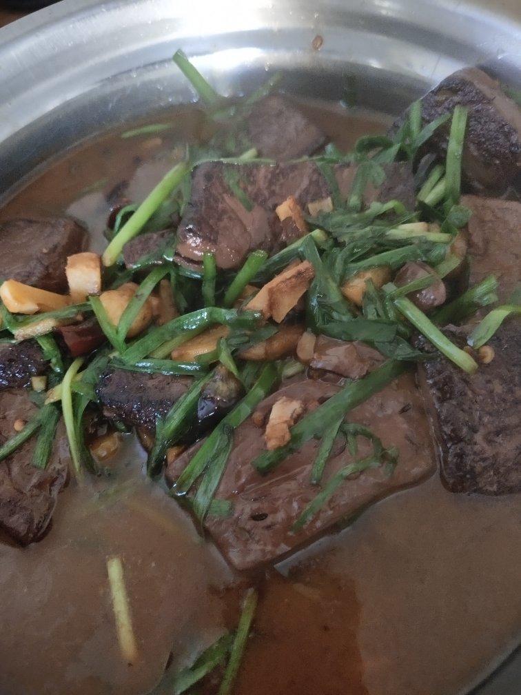 猪血炒韭菜，每周吃两三次，养胃补血，气色佳