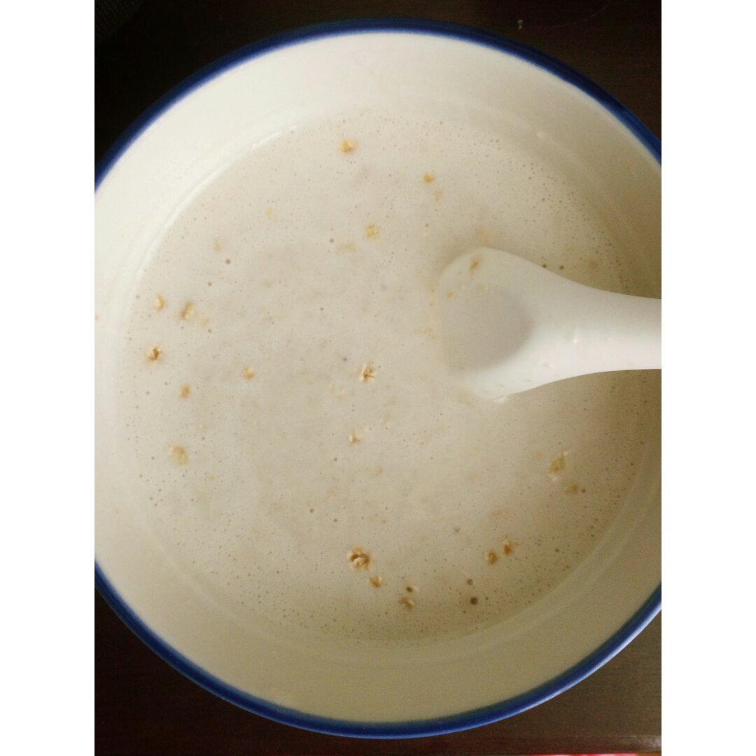 牛奶燕麦泡香蕉（减肥快手早餐）
