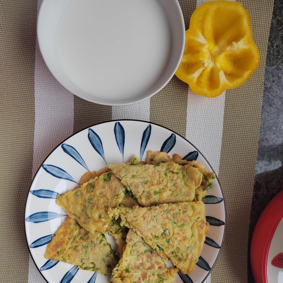 蔬菜鸡蛋饼+手掰甜椒+脱脂牛奶