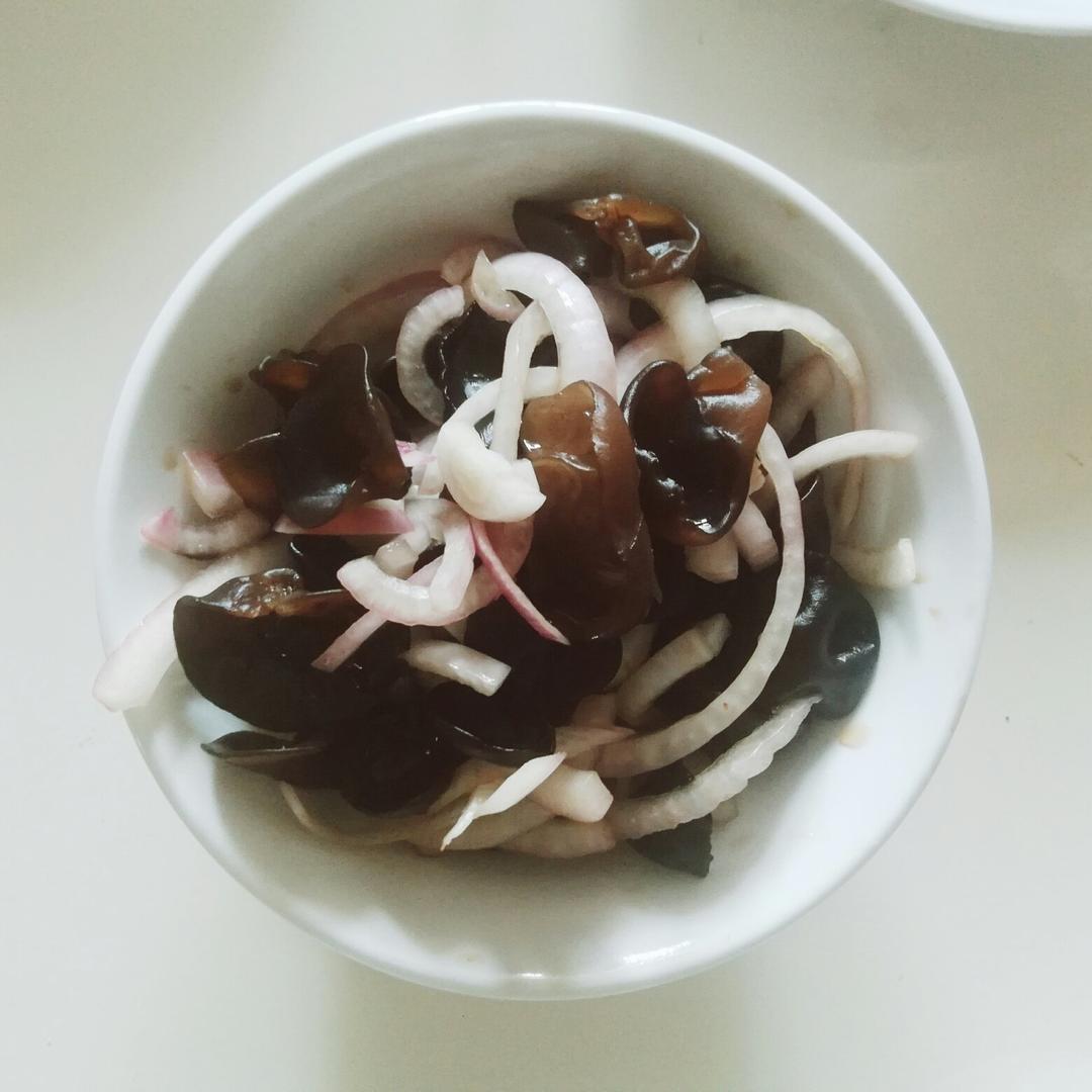 洋葱拌木耳