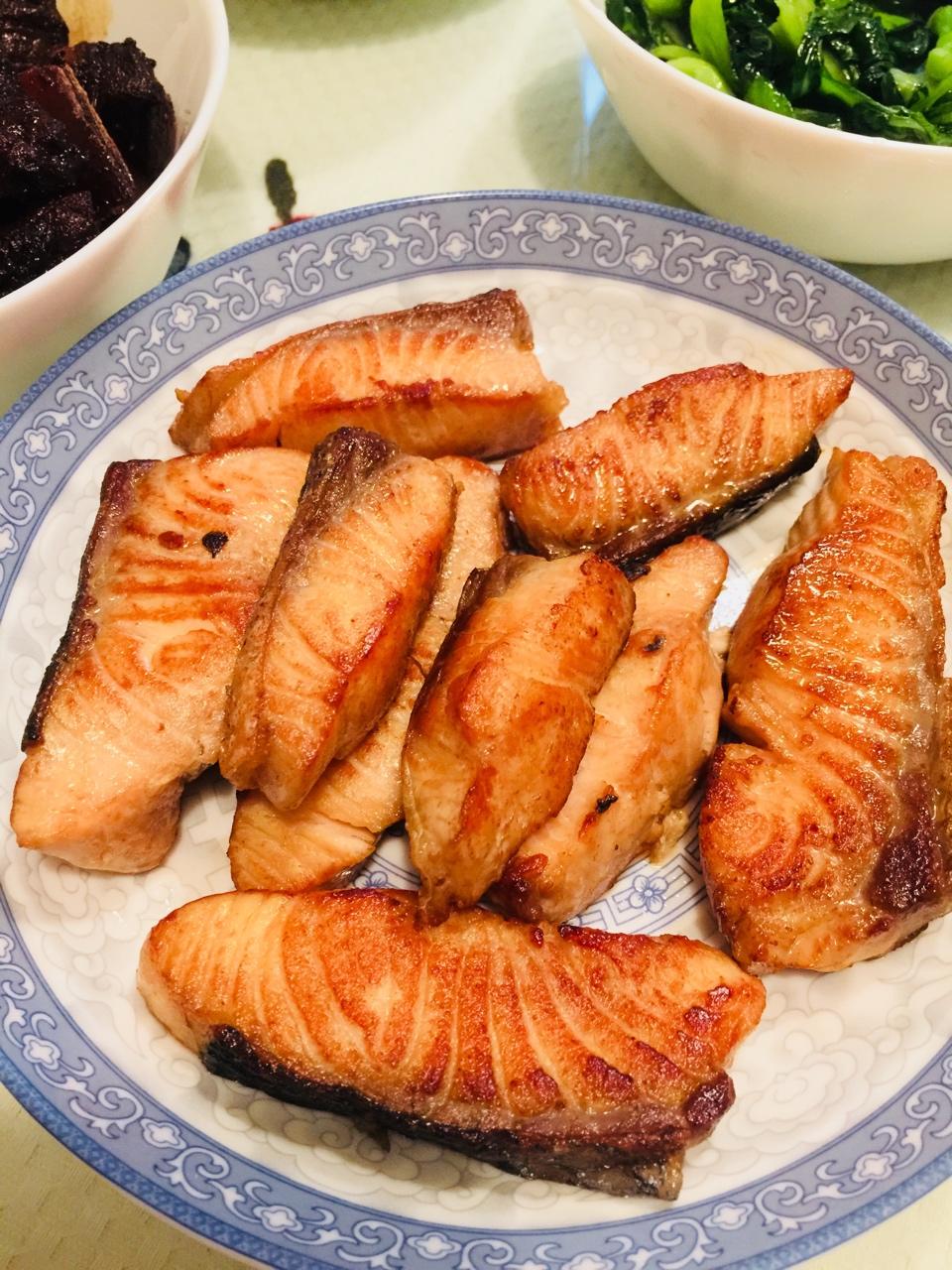 芝芝米妈做的煎三文鱼