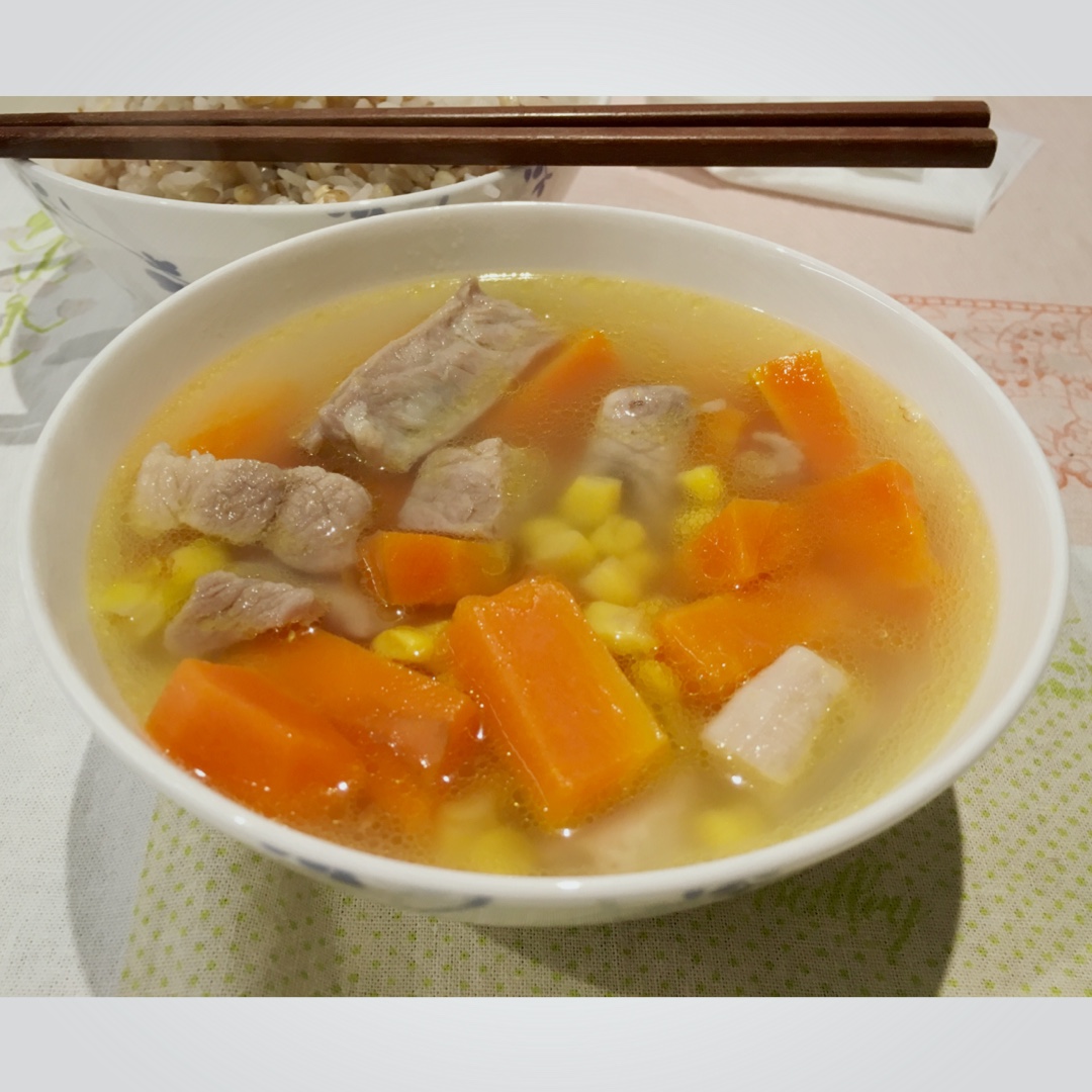 胡萝卜玉米排骨汤