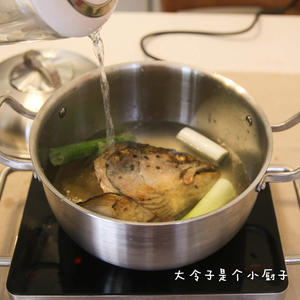 秋冬美人汤 | 三文鱼豆腐汤的做法 步骤3