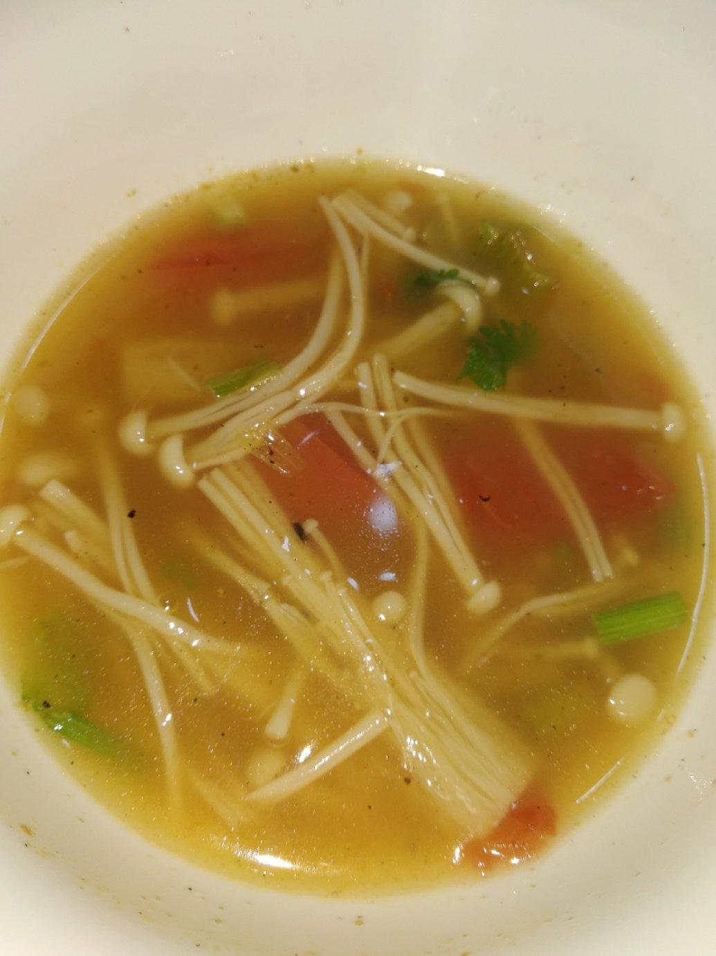 猪猪太能吃做的西红柿金针菇汤超级鲜