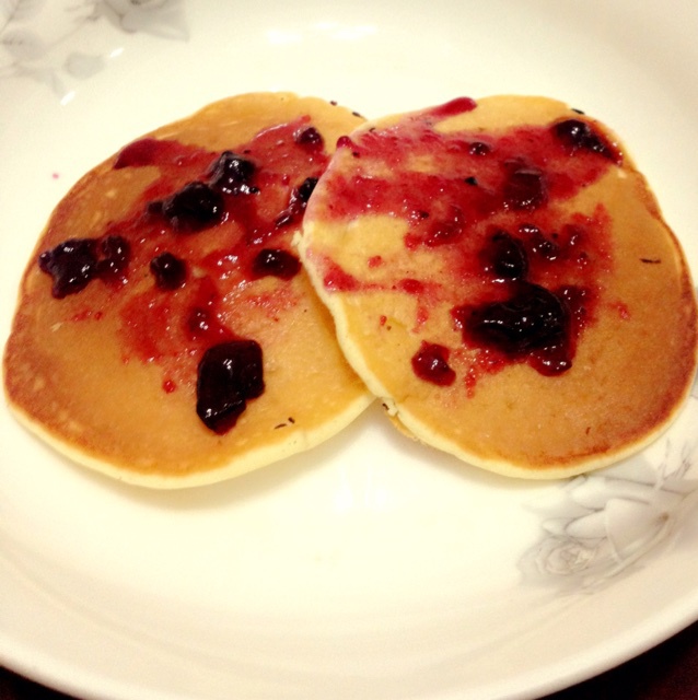 【酸奶松饼yogurt pancake】，搭上黑莓果酱和枫糖的美味。